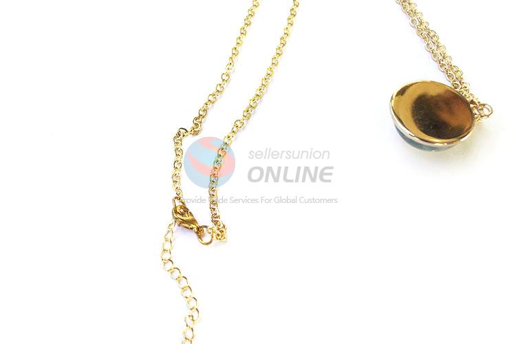 Latest Cute Moon Shape Zinc Alloy Pendant With Gold Chain