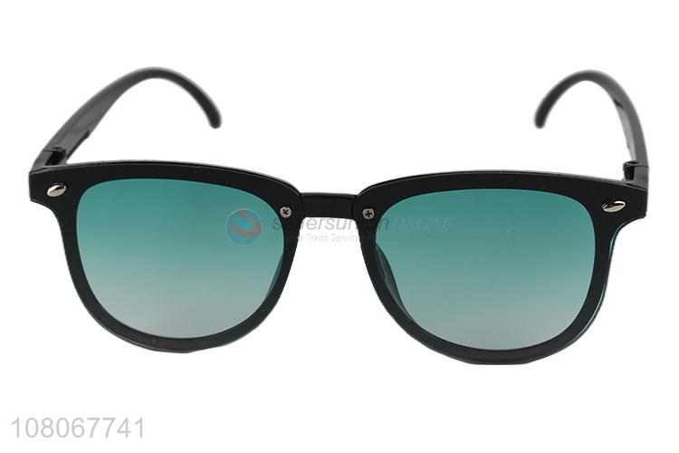 Recent product classic sunglasses uv400 lightweight plastic sunglasses