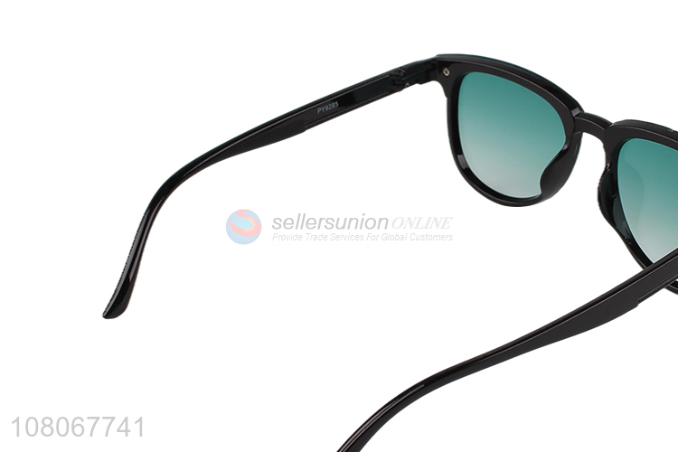 Recent product classic sunglasses uv400 lightweight plastic sunglasses