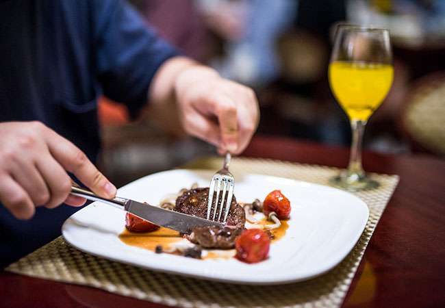 The Way to Use a Fork and Knife in European Style